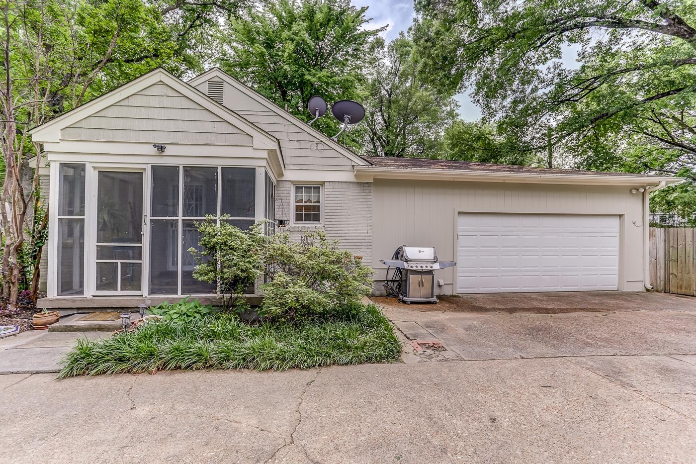 801 Moss Road Memphis, TN 38117 - Photo 18 of 28 Space inbetween provides for nice patio area
