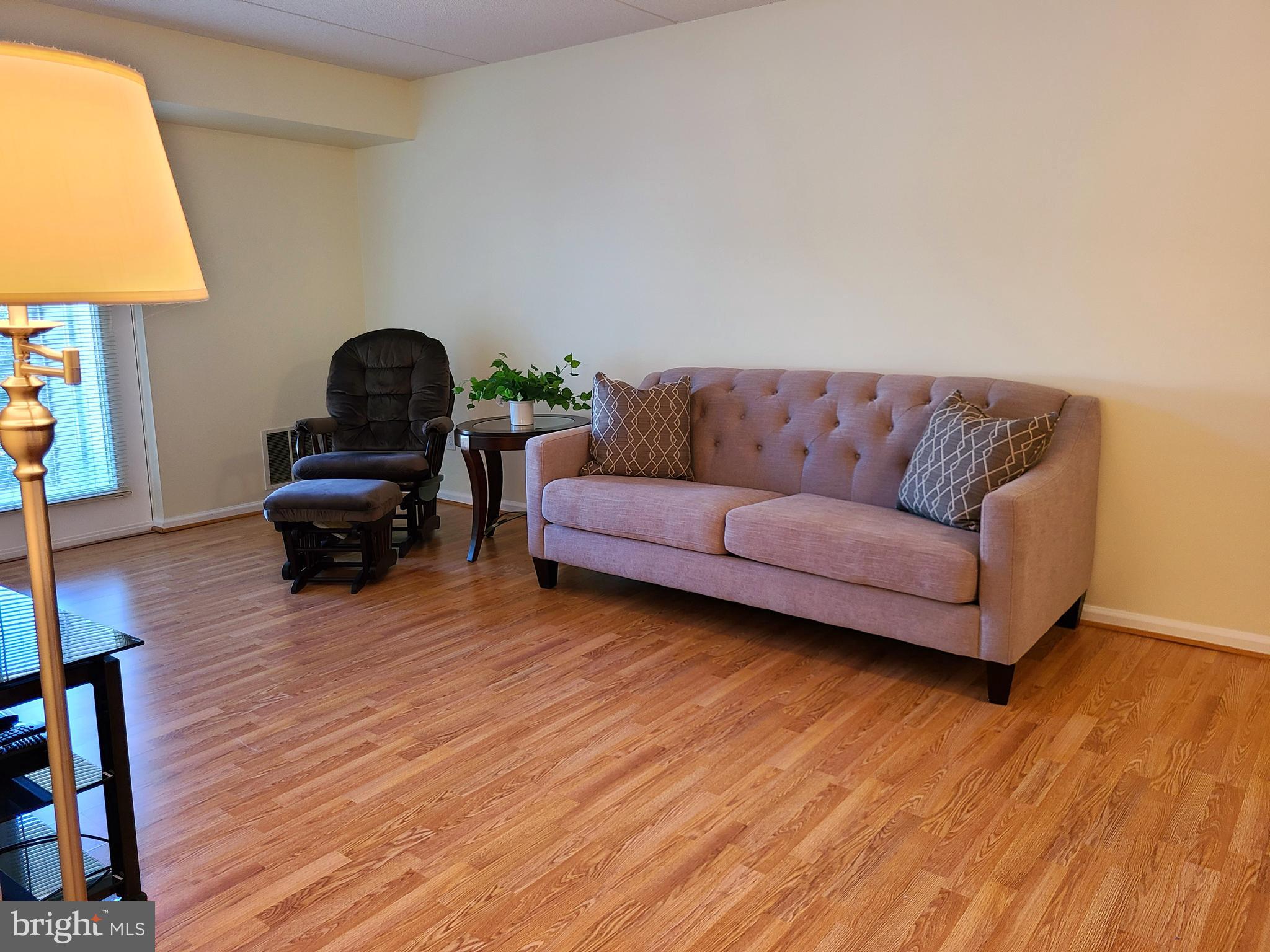 117 Brandon Road Norristown, PA 19403 - Photo 3 of 52 spacious living room