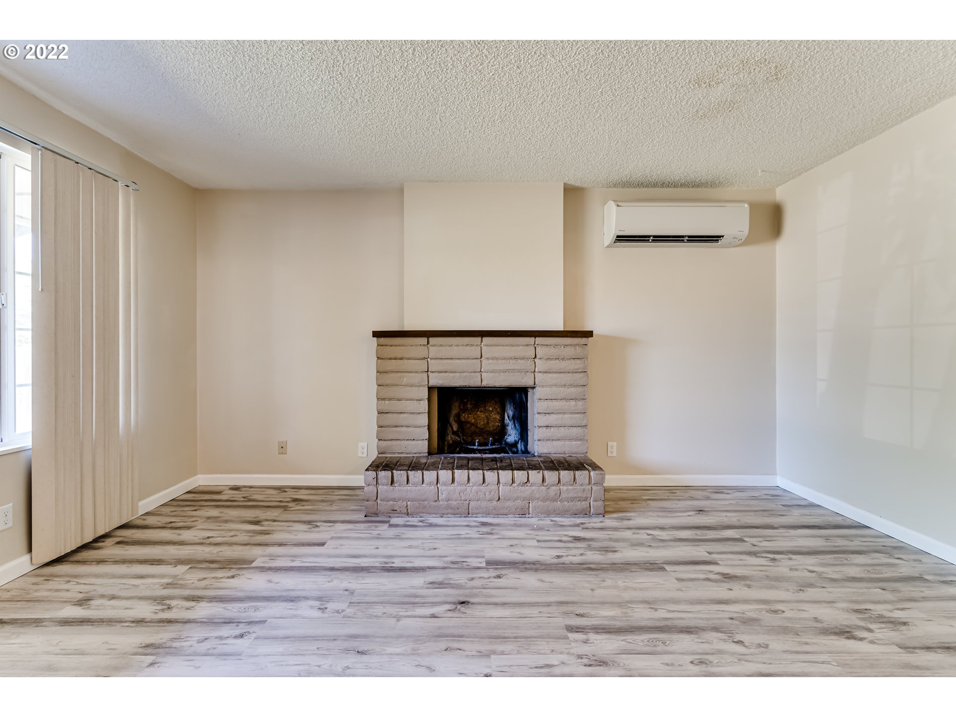 2327 Don Street Springfield, OR 97477 - Photo 7 of 31 Living Room