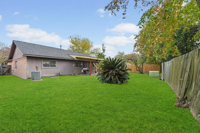 a view of a house with backyard and garden