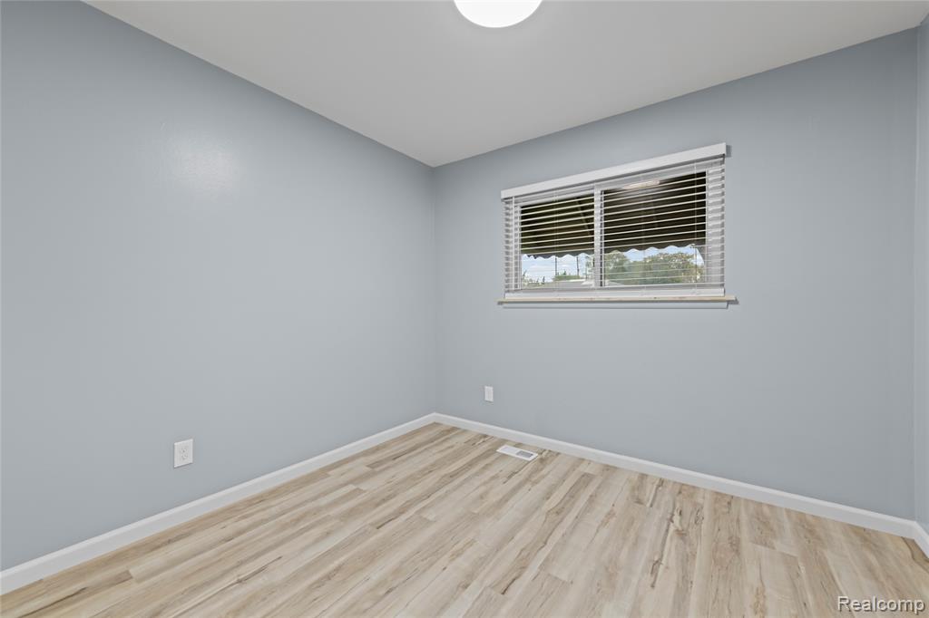 7218 Superior Street Center Line, MI 48015 - Photo 14 of 27