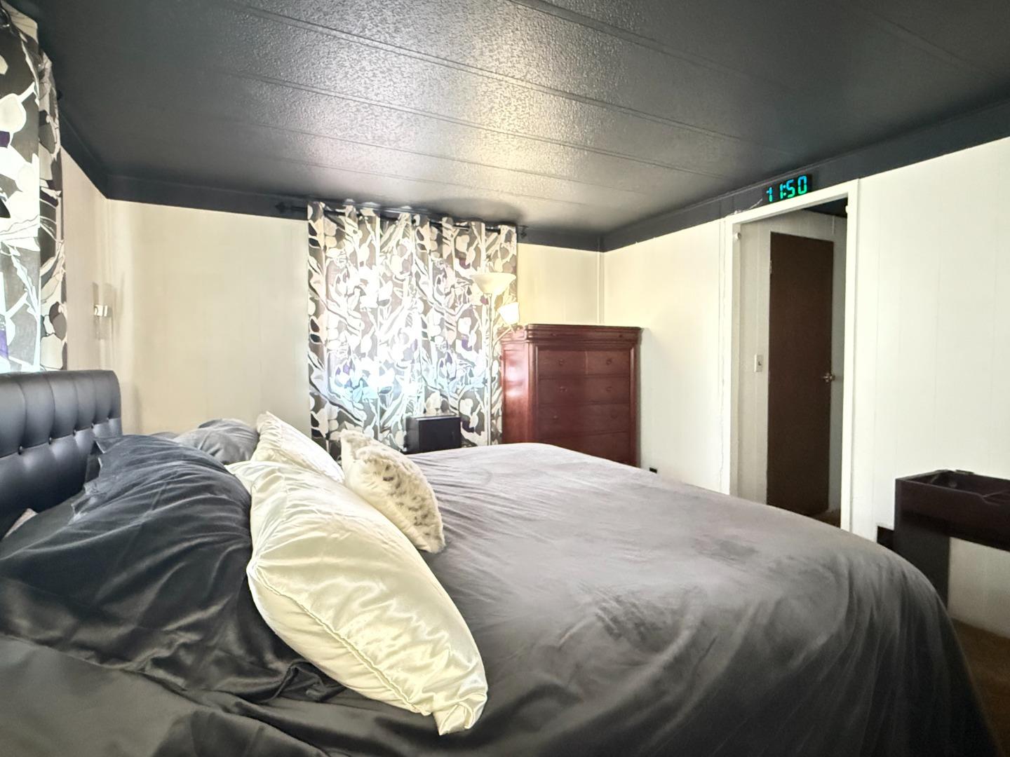 5450 Monterey Road, Unit 143 San Jose, CA 95111 - Photo 9 of 21 a bedroom with a bed and a dresser