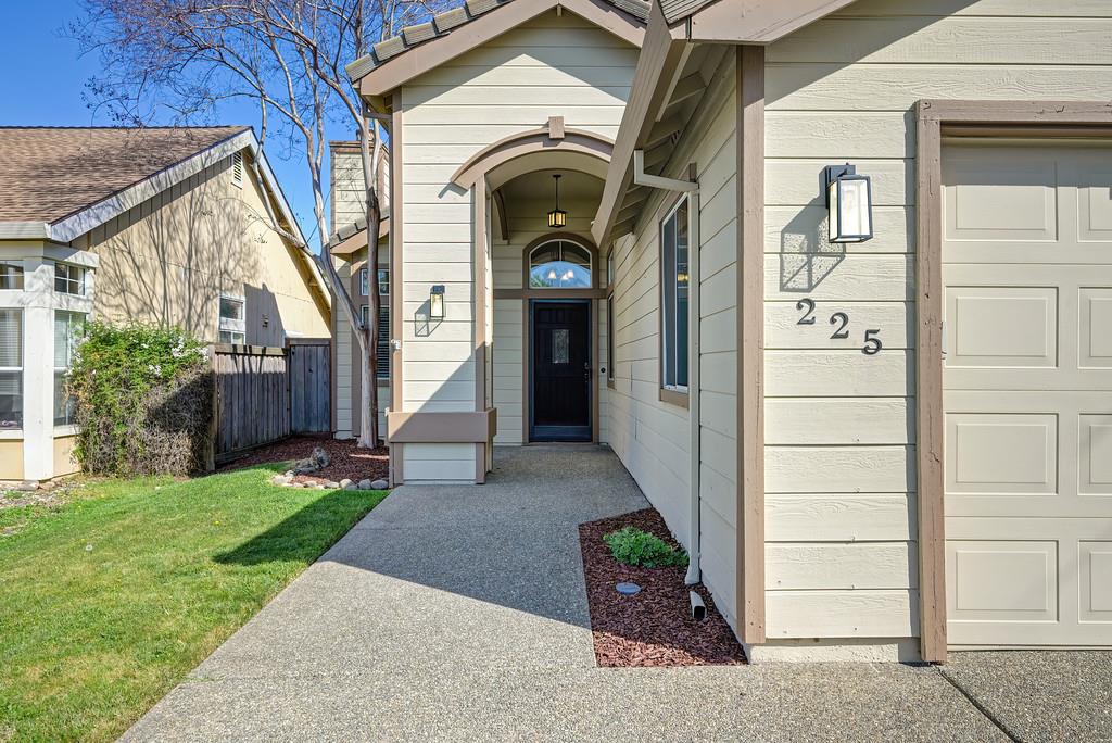 225 Rochelle Court Roseville, CA 95661 - Photo 3 of 40