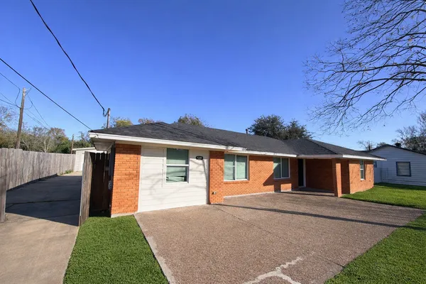 a front view of house with yard