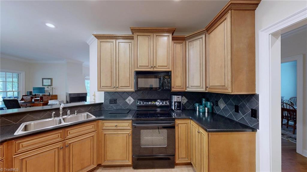 2329 Addison Boulevard High Point, NC 27262 - Photo 22 of 50 Kitchen
