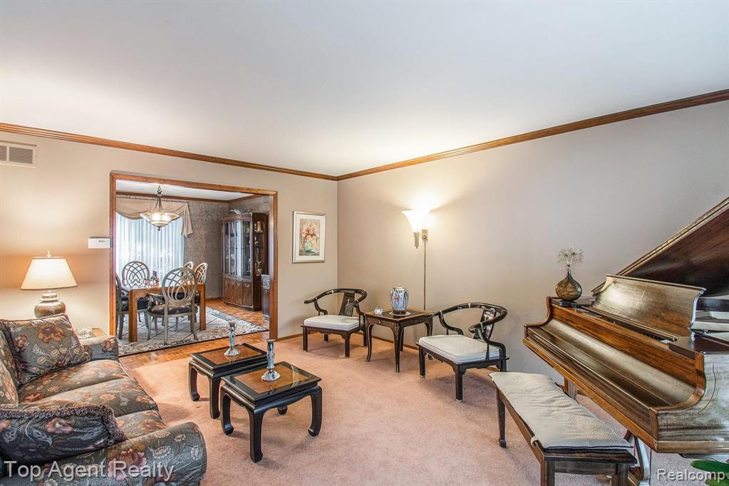 724 Lion Street Rochester Hills, MI 48307 - Photo 4 of 50