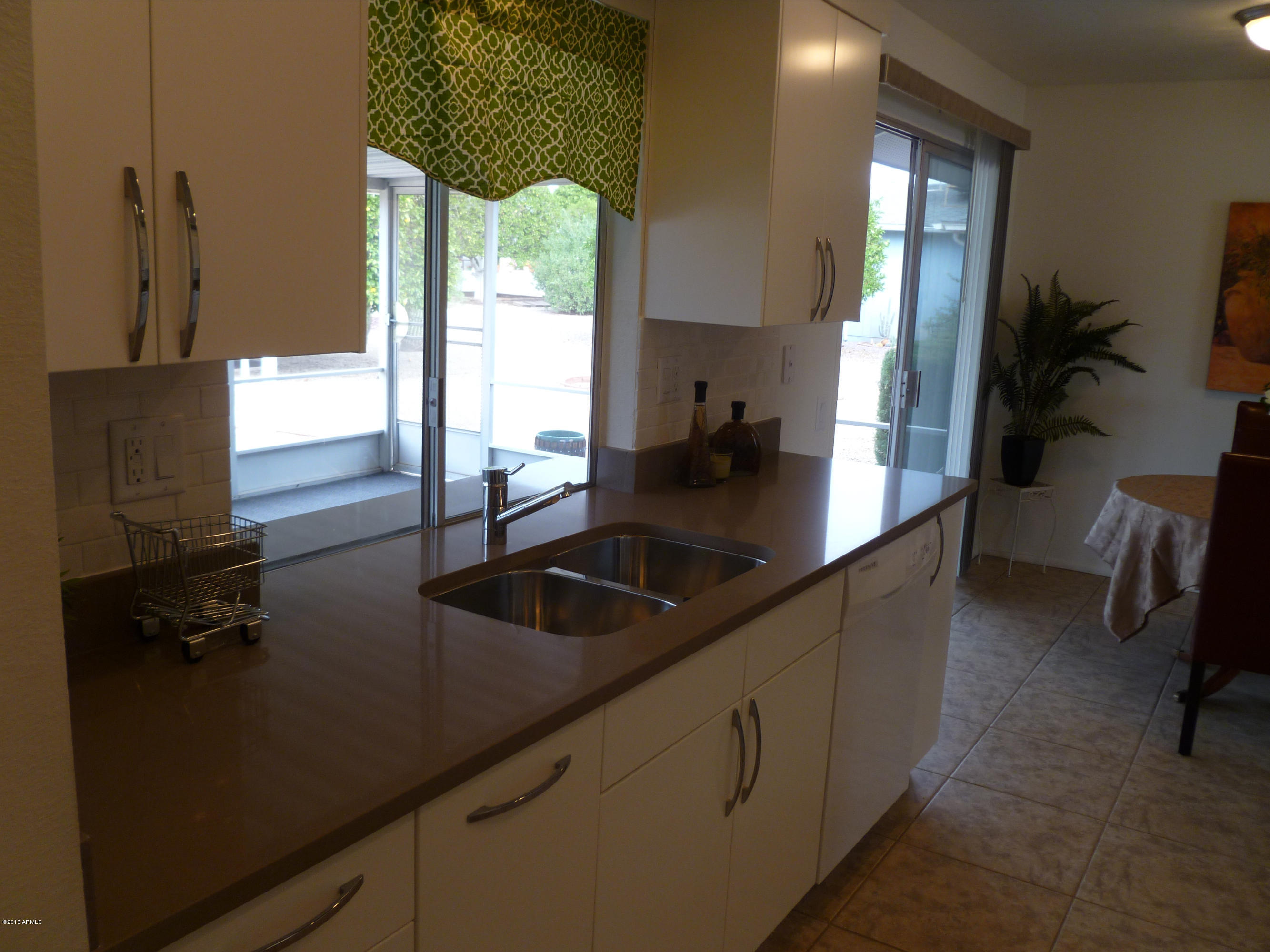 15446 North Ridgeview Road Sun City, AZ 85351 - Photo 10 of 27 Light and bright kitchen