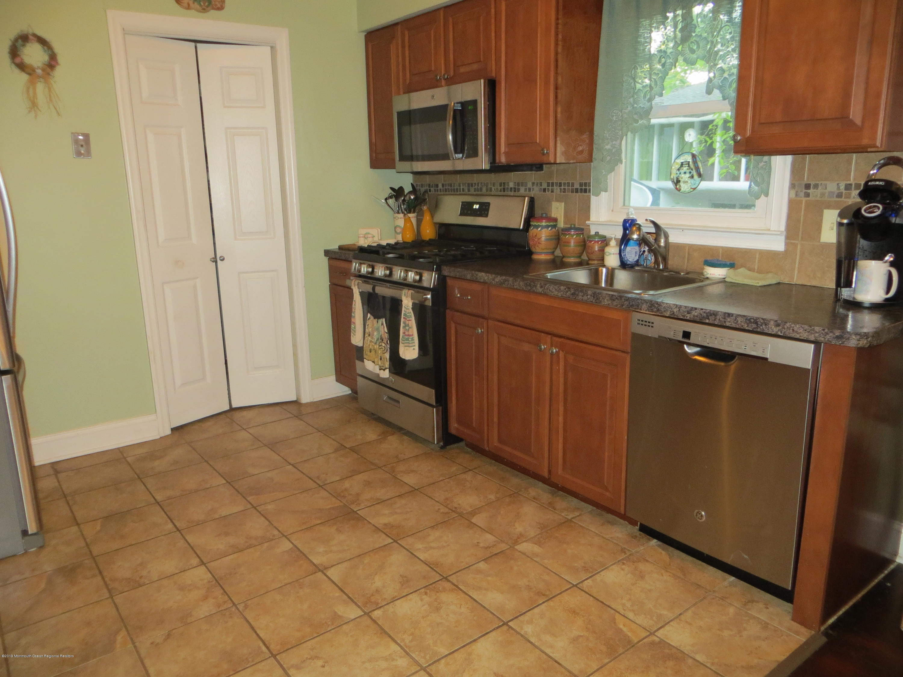 510 Hunters Road Brick, NJ 08724 - Photo 8 of 9 Kitchen