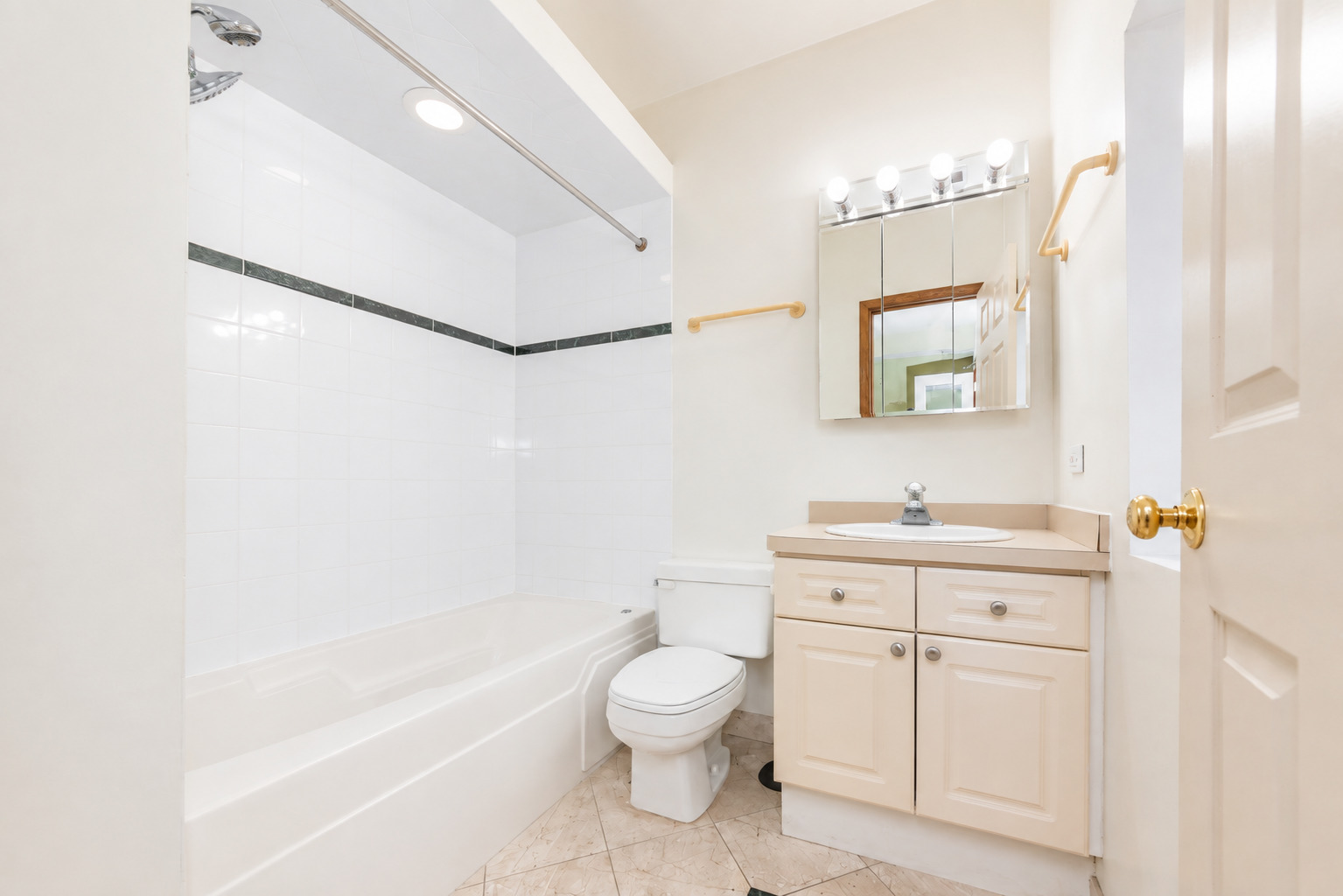 3240 North Racine Avenue, Unit 2 Chicago, IL 60657 - Photo 9 of 16 Gallery Image 9