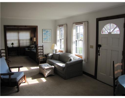 40 Richard Smith Road Narragansett, RI 02882 - Photo 5 of 14 Living Room.