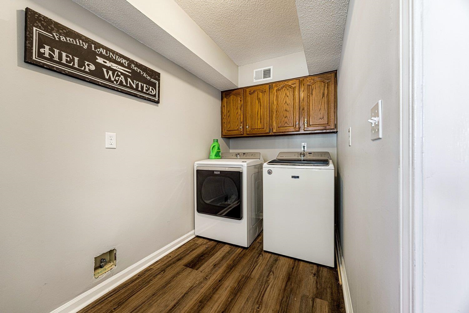 401 North Sanga Road Memphis, TN 38018 - Photo 13 of 27 Laundry area featuring a textured ceiling, dark wood-style floors, cabinet space, and independent washer and dryer