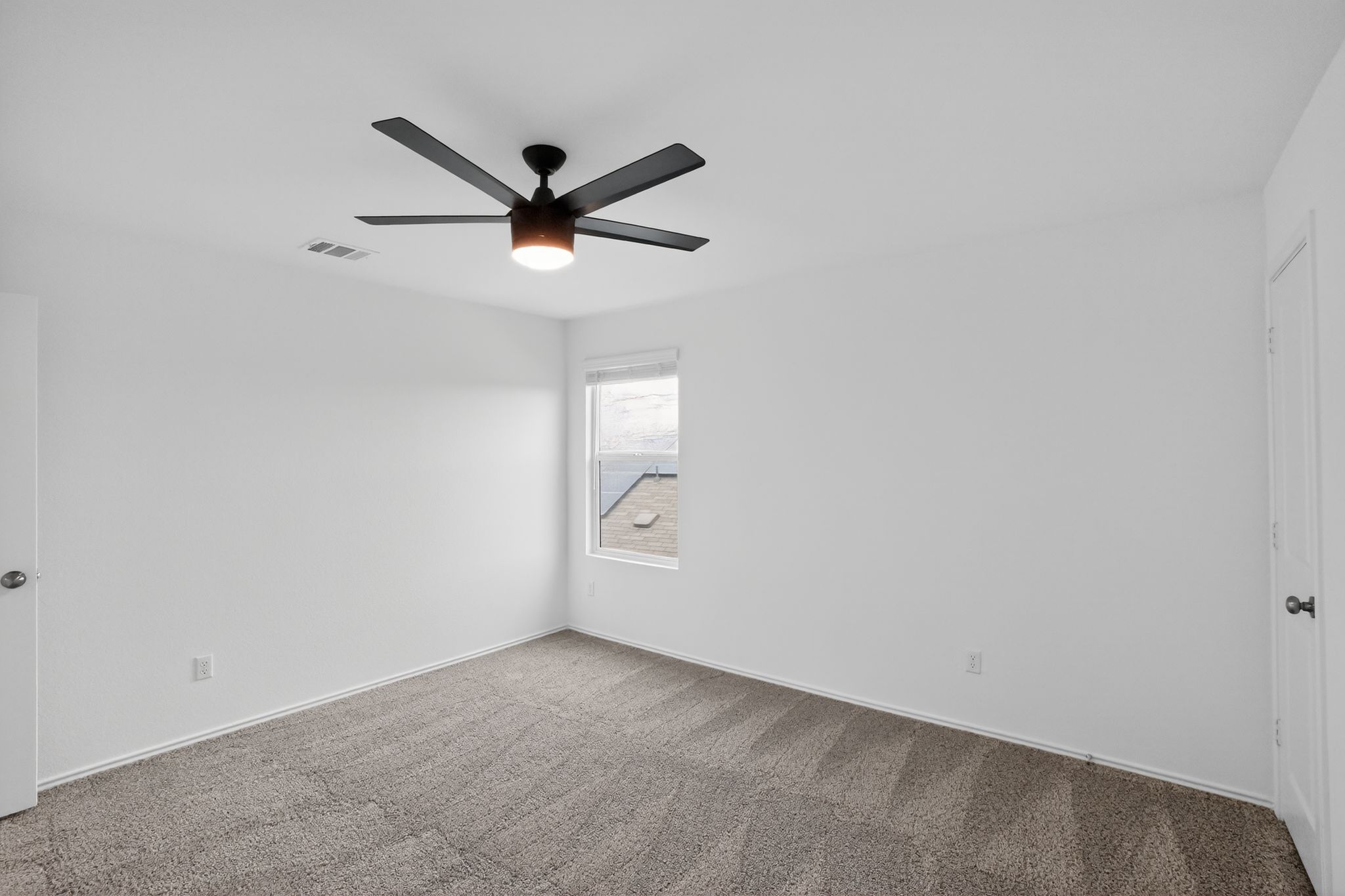 412 Perfect World Loop Jarrell, TX 76537 - Photo 3 of 15 Neutral wall tones with textured carpet flooring