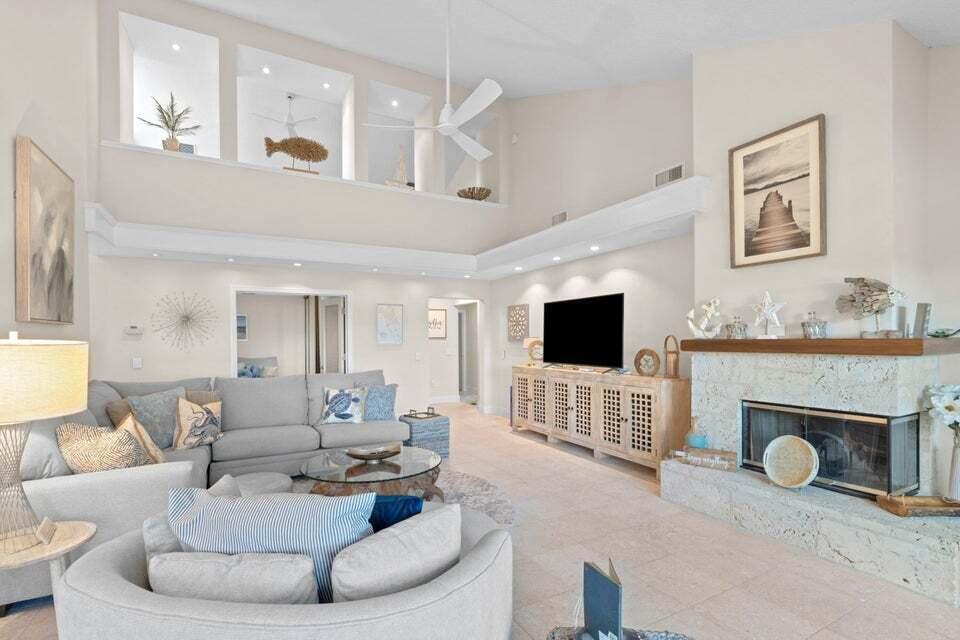 197 Ridge Road Jupiter, FL 33477 - Photo 6 of 33 working fireplace