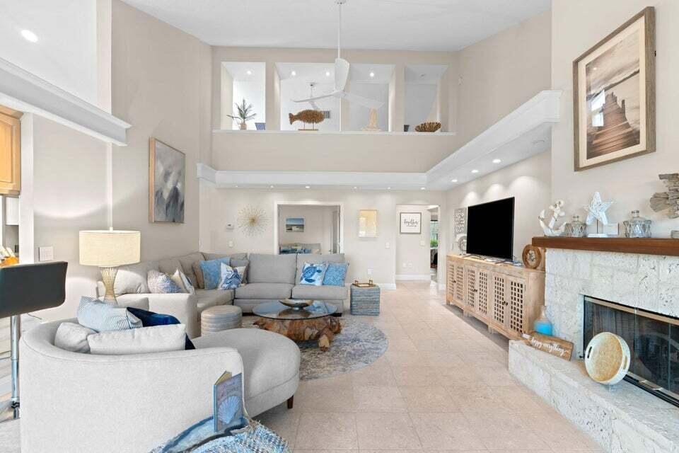 197 Ridge Road Jupiter, FL 33477 - Photo 7 of 33 Natural lighting