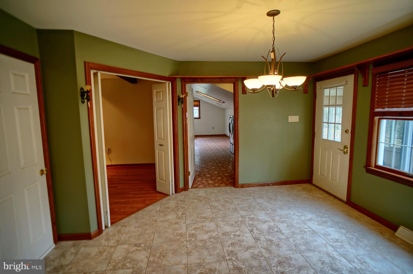 652 Spring Lane Boiling Springs, PA 17007 - Photo 4 of 37 Gallery Image 4