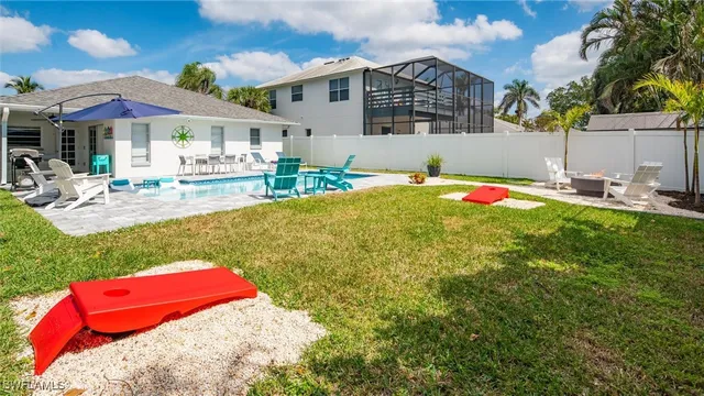 a view of backyard of the house