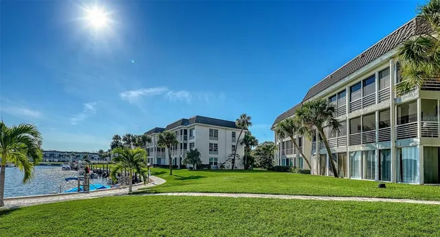 $495,000 | 4370 Chatham Drive, Unit 204, Longboat Key, FL 34228