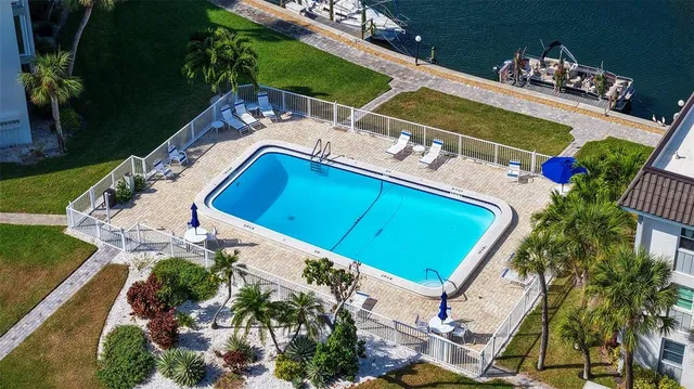 $495,000 | 4370 Chatham Drive, Unit 204, Longboat Key, FL 34228