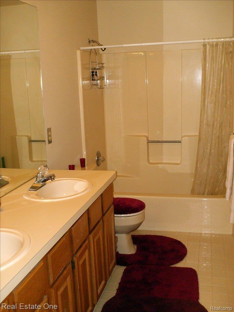 1266 Sandy Ridge Drive Rochester, MI 48306 - Photo 19 of 25 Main Bath