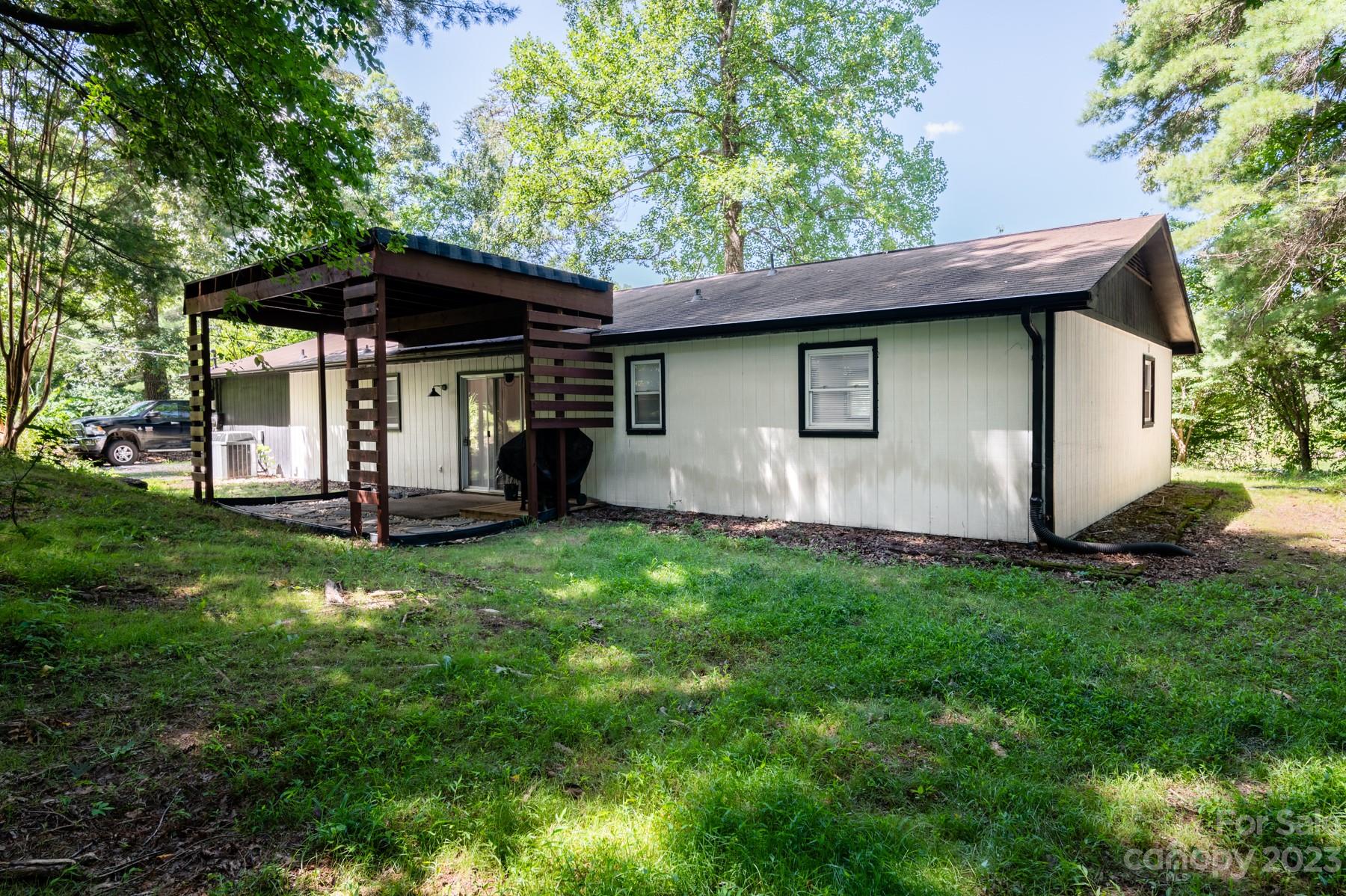 357 Holbert Road Hendersonville, NC 28791 - Photo 5 of 37 Gallery Image 5