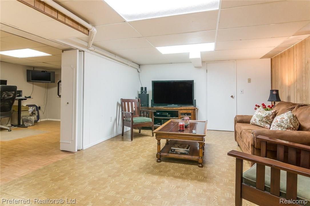 1656 Nantucket Road Plymouth, MI 48170 - Photo 29 of 41 032-3791180-medium.jpg