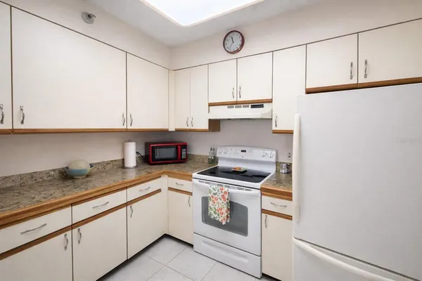 $1,550 | 2333 Feather Sound Drive, Unit B406, Clearwater, FL 33762