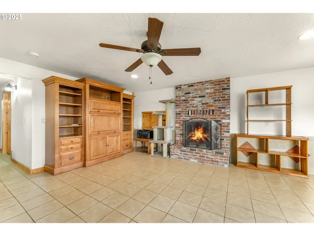 a view of a livingroom with furniture and a ceiling fan