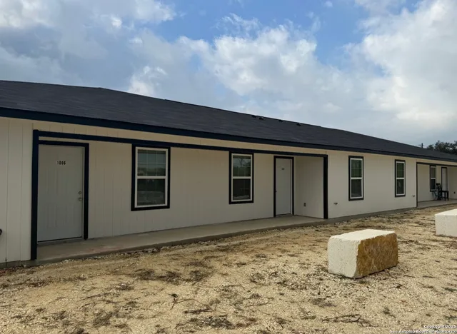 a view of a house with backyard