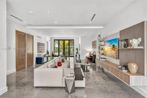 $4,940,000 | 1540 Cleveland Road, Miami Beach, FL 33141