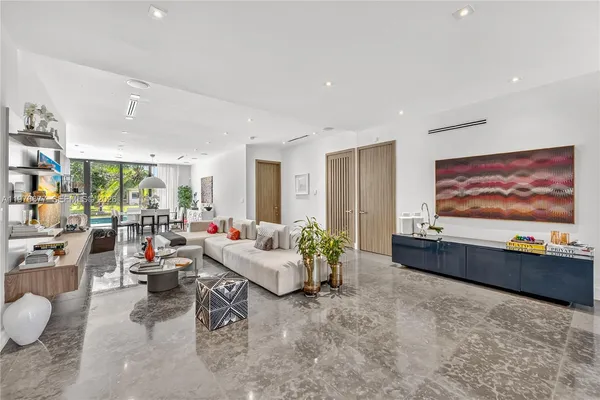 $4,940,000 | 1540 Cleveland Road, Miami Beach, FL 33141