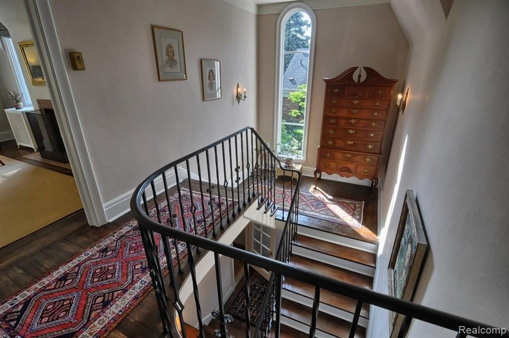 541 Lincoln Road Grosse Pointe, MI 48230 - Photo 14 of 30 2nd Floor Landing.jpg
