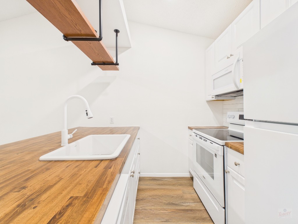 1305 Hollow Creek Drive, Unit 4 Austin, TX 78704 - Photo 5 of 21 a hallway with washer and dryer