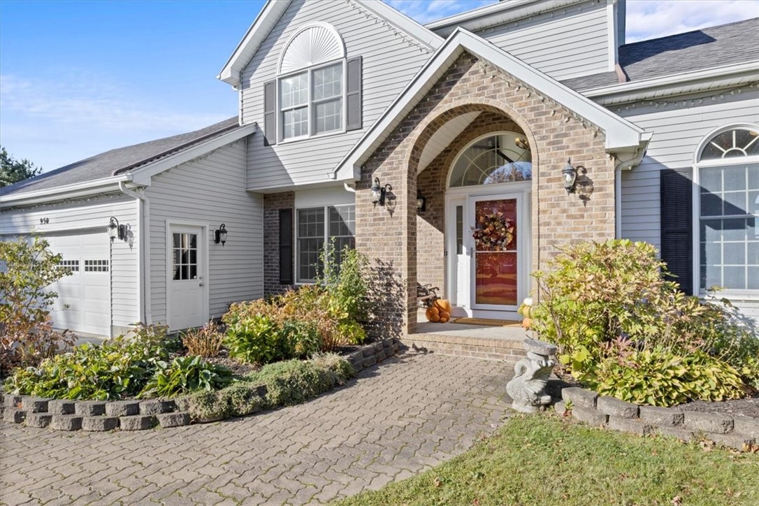 950 Meadow Ridge Lane Webster, NY 14580 - Photo 2 of 25