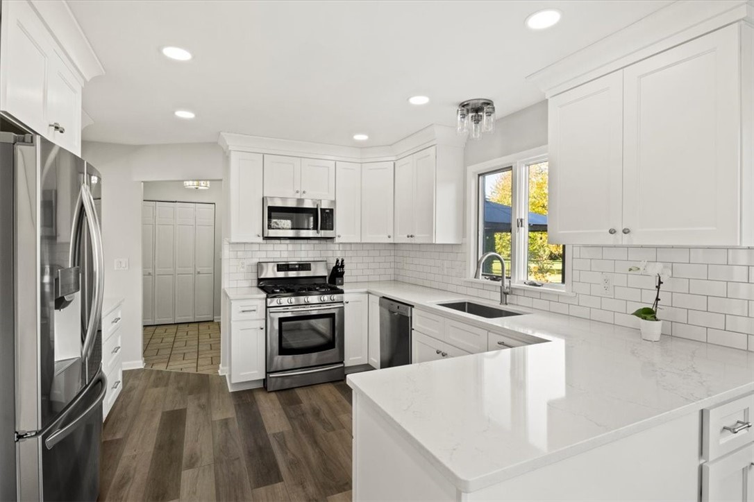 950 Meadow Ridge Lane Webster, NY 14580 - Photo 8 of 25