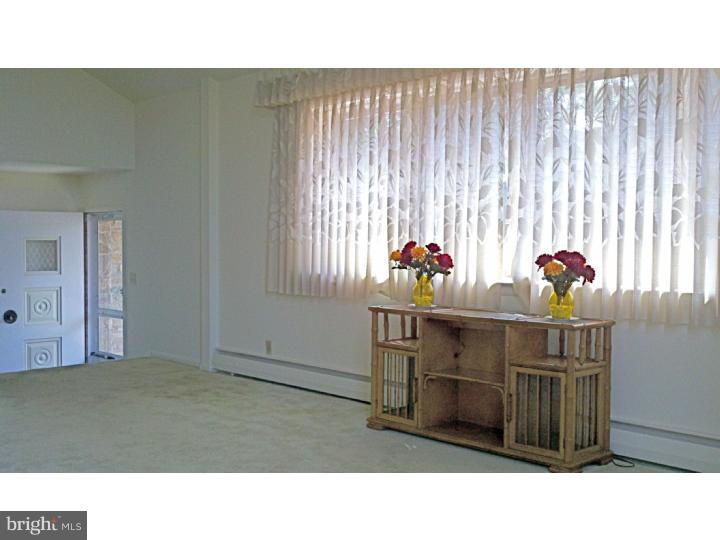 701 Thomas Road Cheltenham, PA 19012 - Photo 4 of 18 Living Room