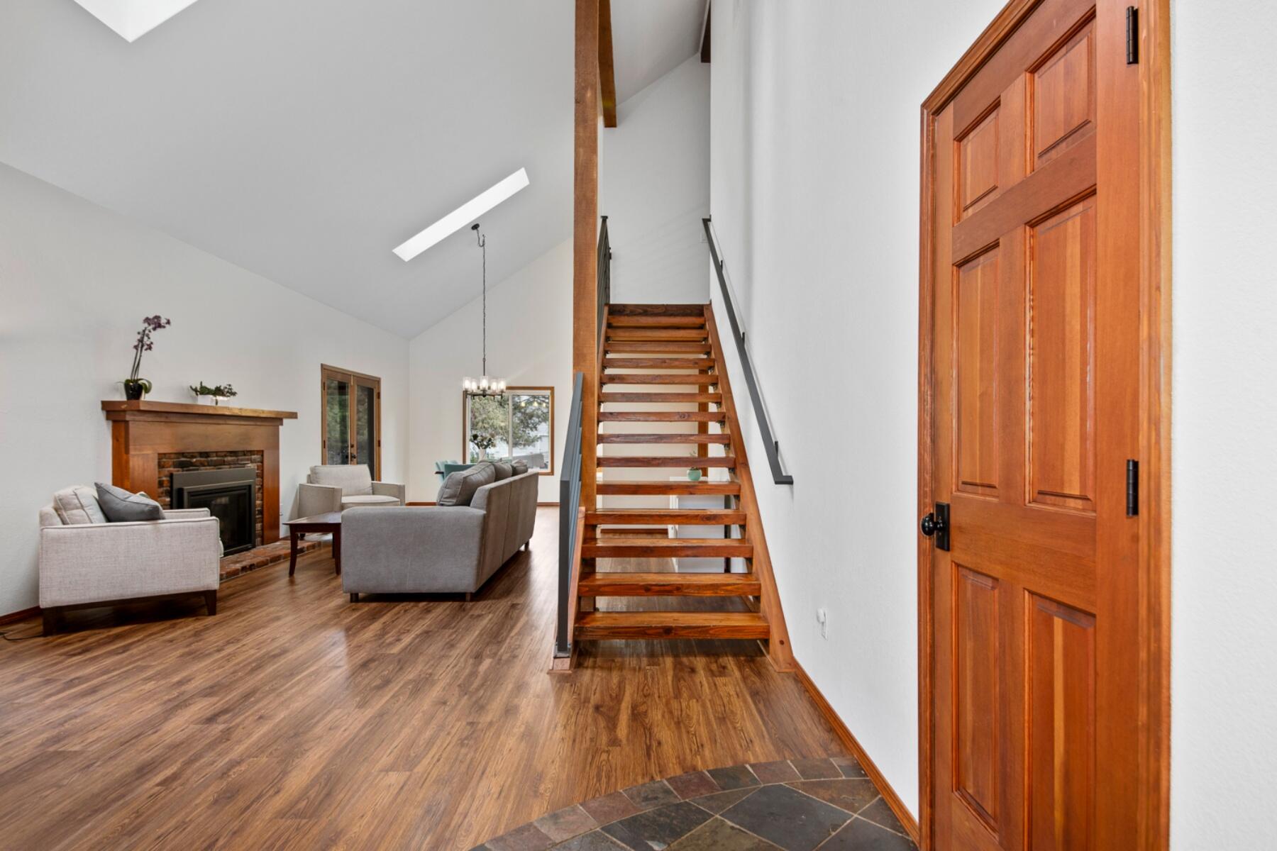 60604 Ridge Heights Bend, OR 97702 - Photo 6 of 48 batch_6-living room1c