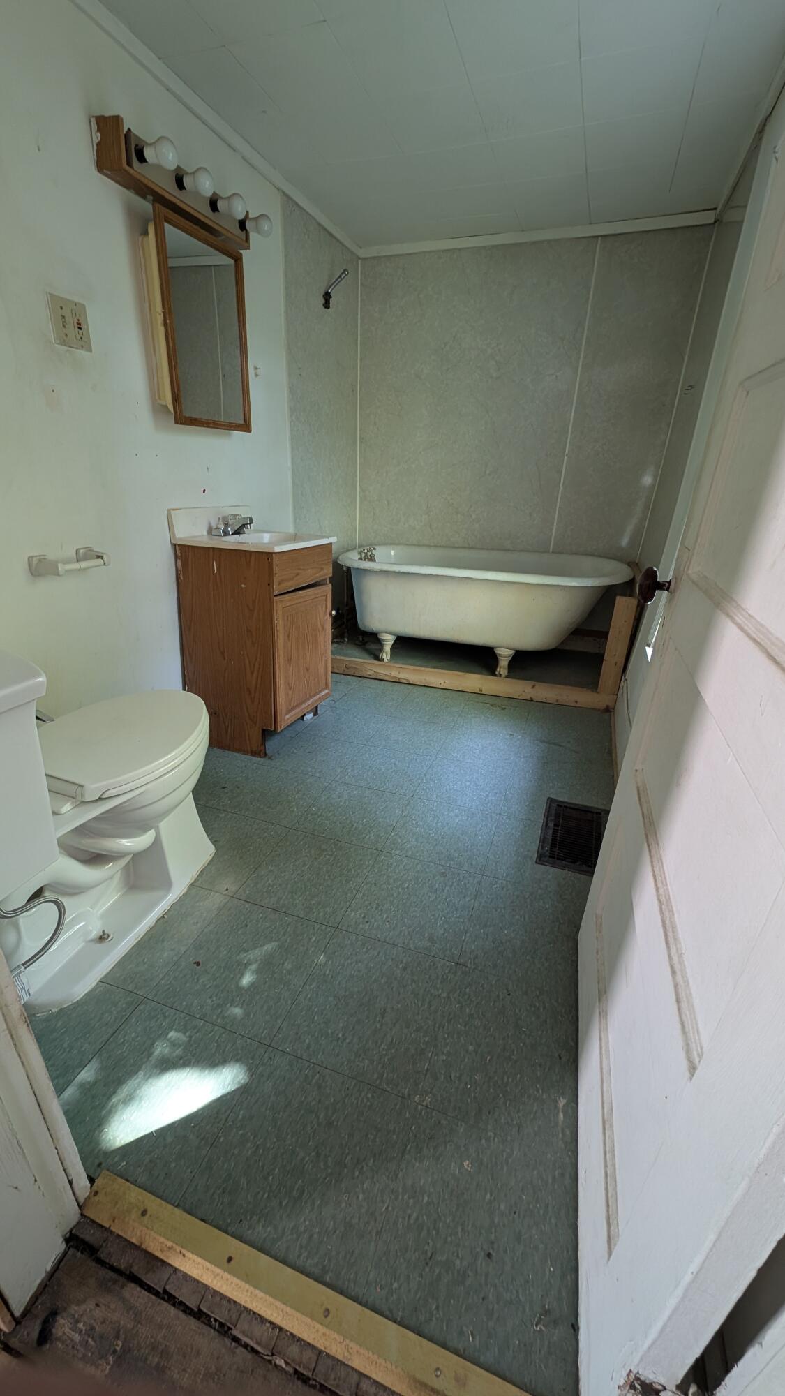 40 Walter Street Bangor, ME 04401 - Photo 34 of 38 Upstairs Bathroom