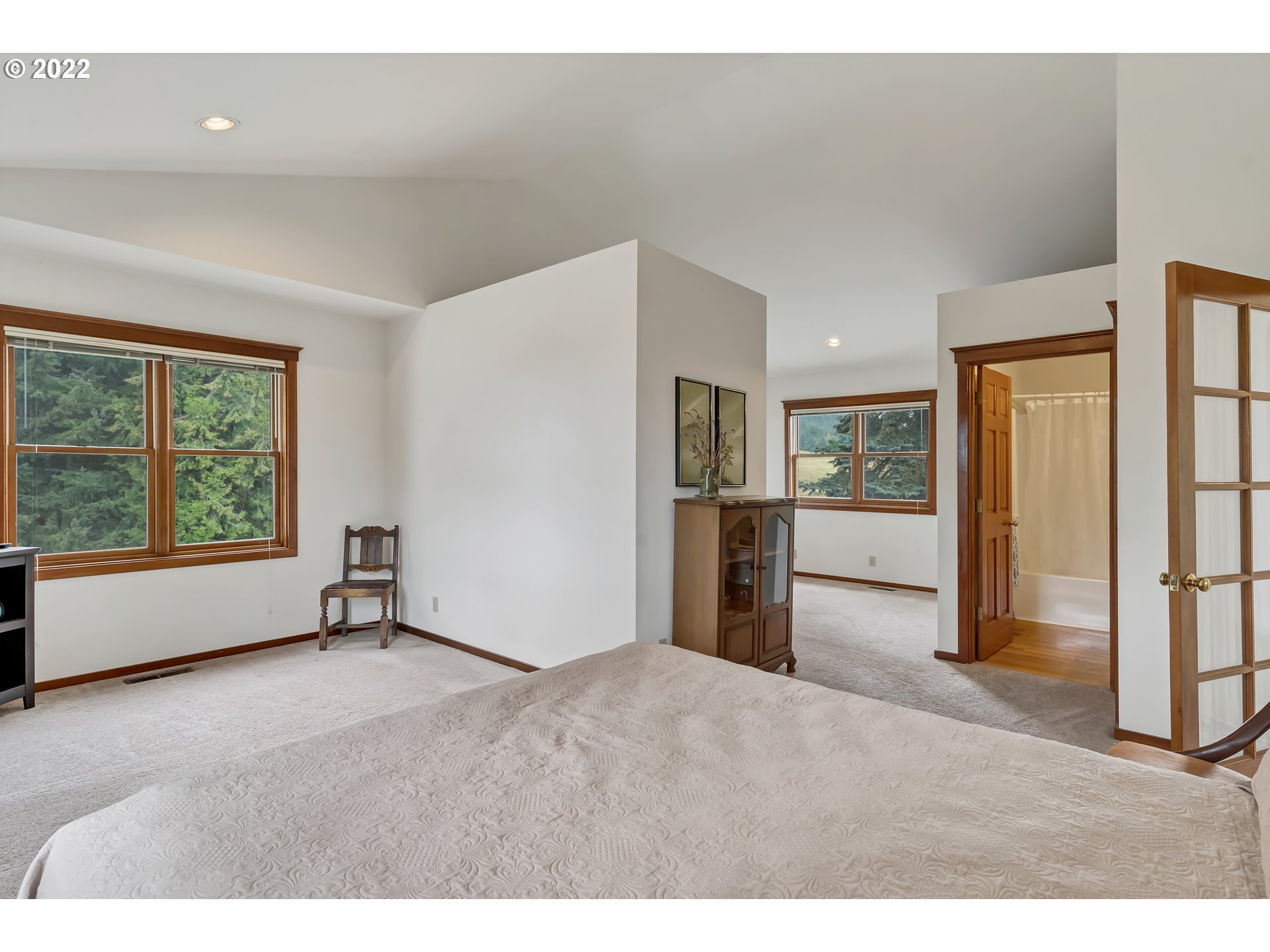 86835 R.R. Baker Road Springfield, OR 97478 - Photo 23 of 32 a big room with closet and windows