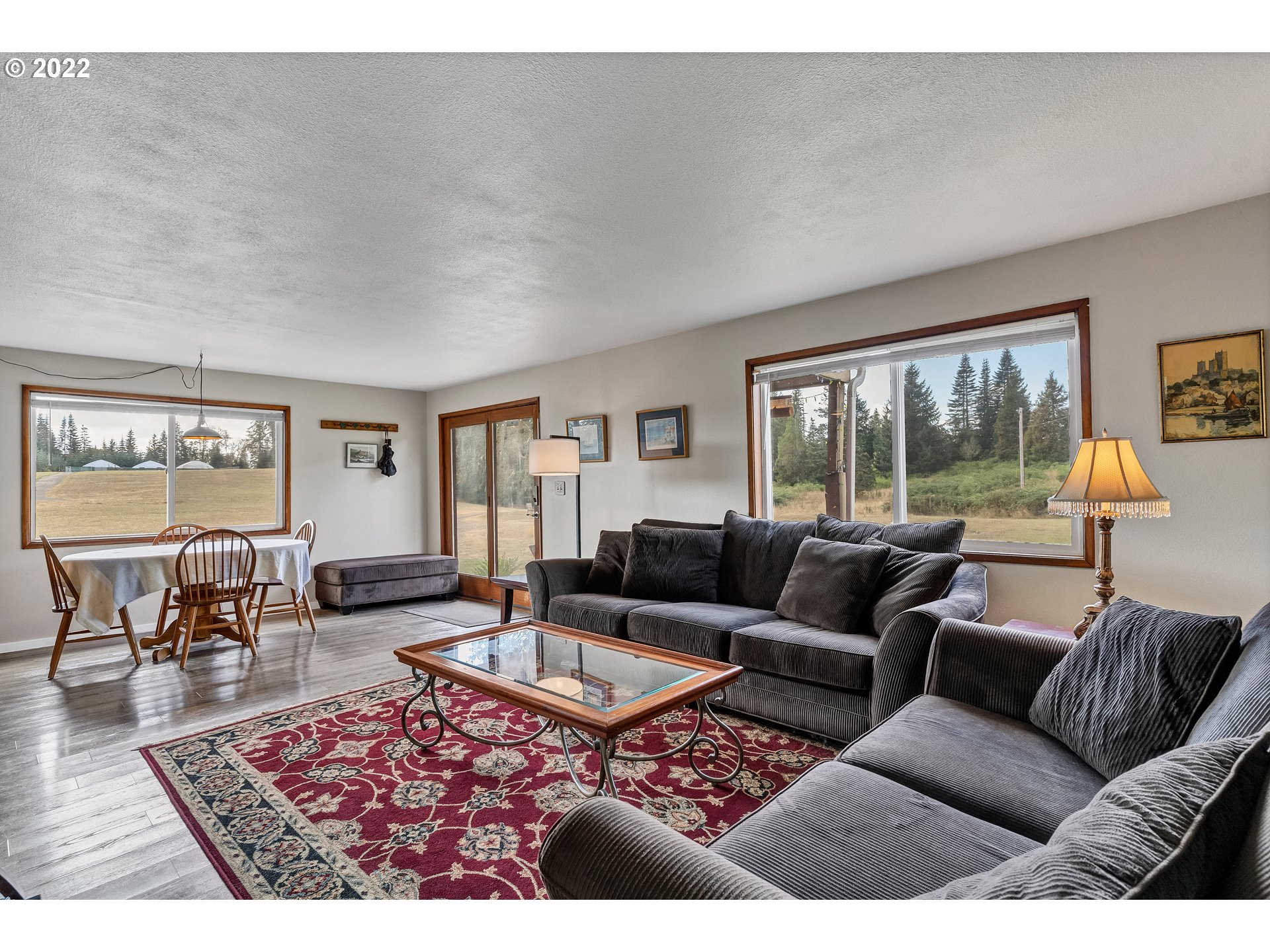 86835 R.R. Baker Road Springfield, OR 97478 - Photo 25 of 32 a living room with furniture and a table