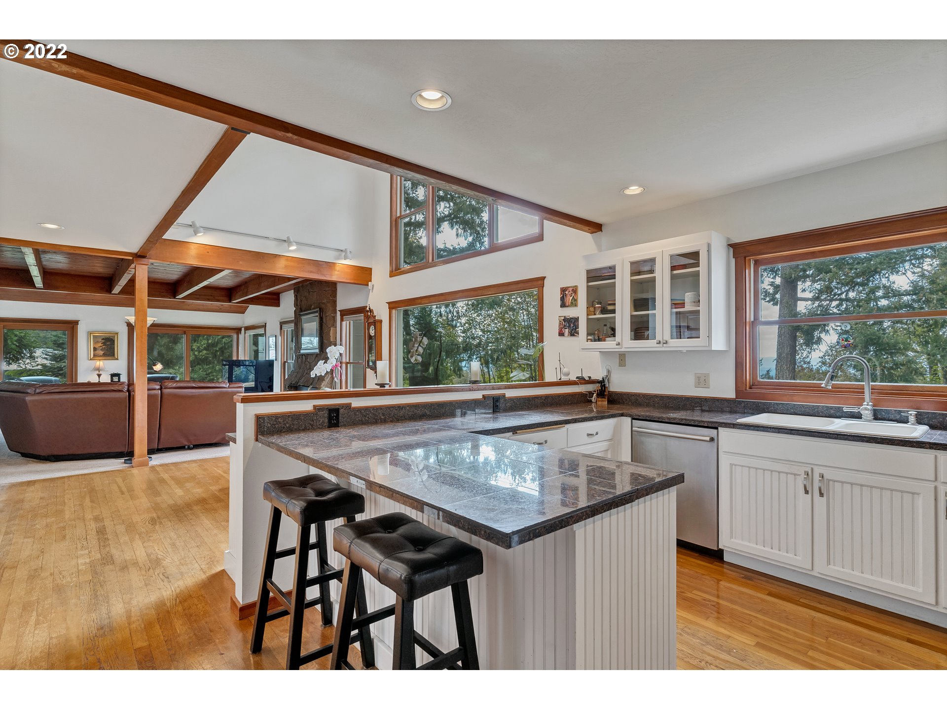 86835 R.R. Baker Road Springfield, OR 97478 - Photo 10 of 32 a kitchen with a table and chairs