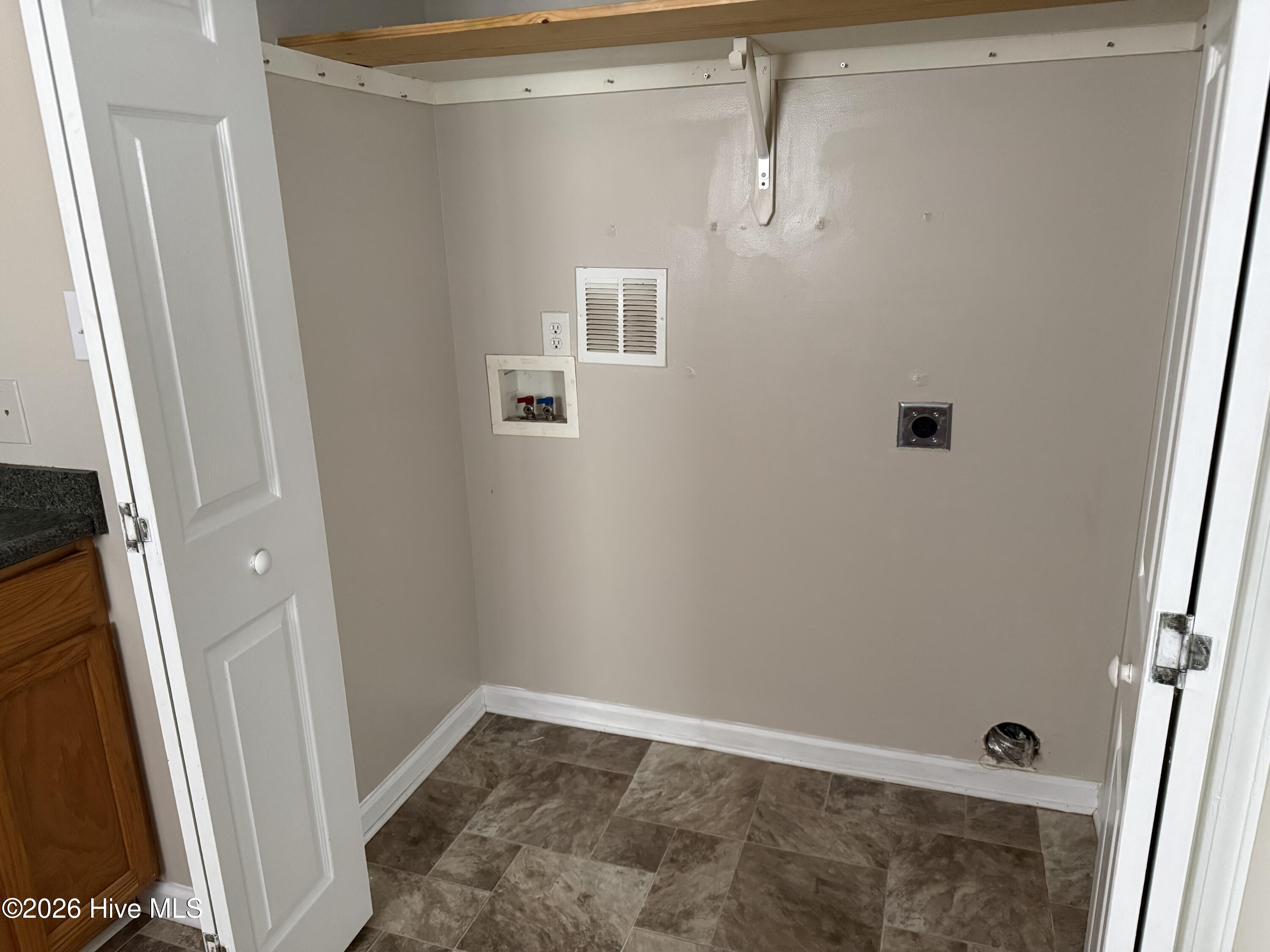 122 Short Street Beaufort, NC 28516 - Photo 5 of 9 Wash Closet