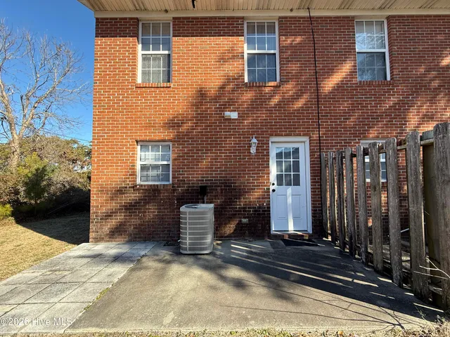 $1,250 | 122 Short Street, Beaufort, NC 28516