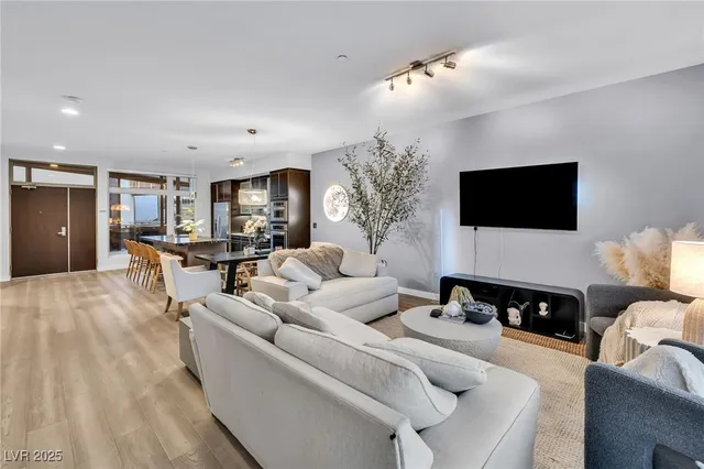 $2,000 | 8925 West Flamingo Road, Unit 201, Las Vegas, NV 89147