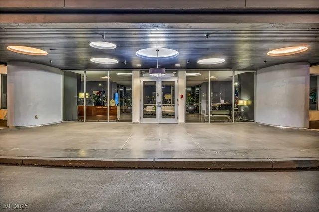 $2,000 | 8925 West Flamingo Road, Unit 201, Las Vegas, NV 89147