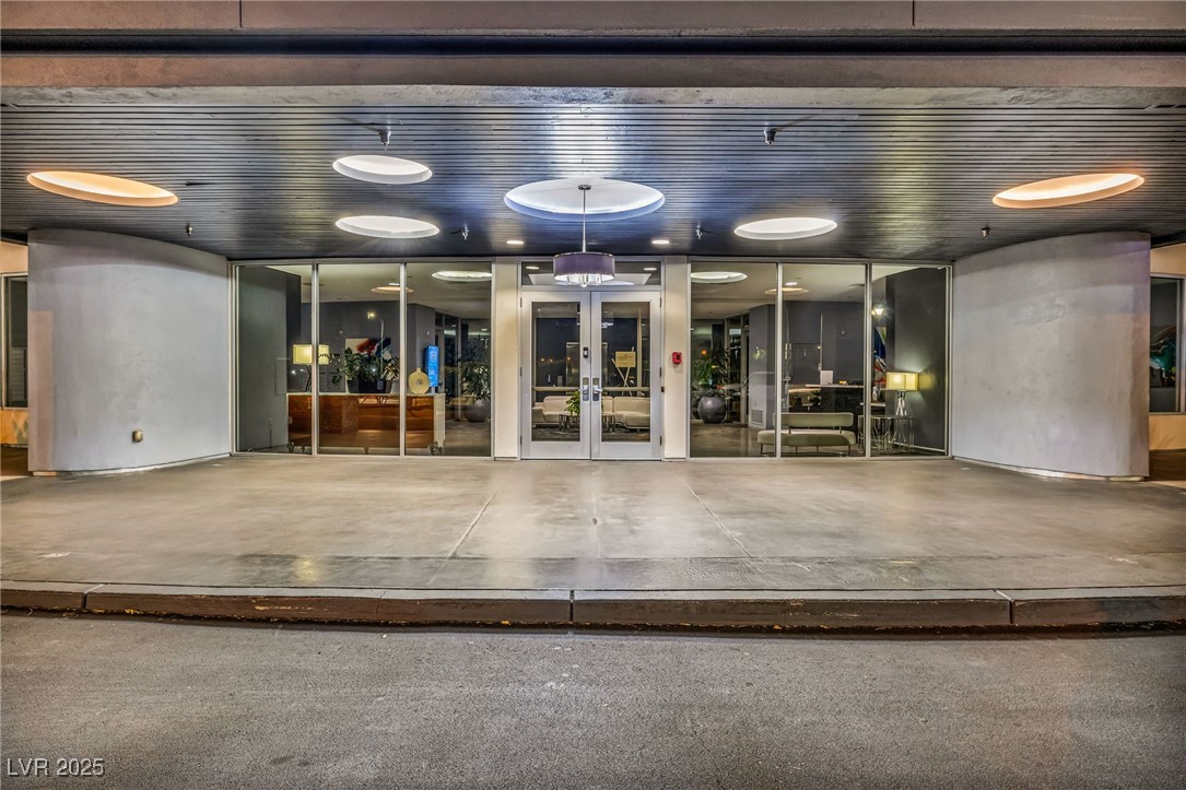 8925 West Flamingo Road, Unit 201 Las Vegas, NV 89147 - Photo 2 of 47 Porte cochere