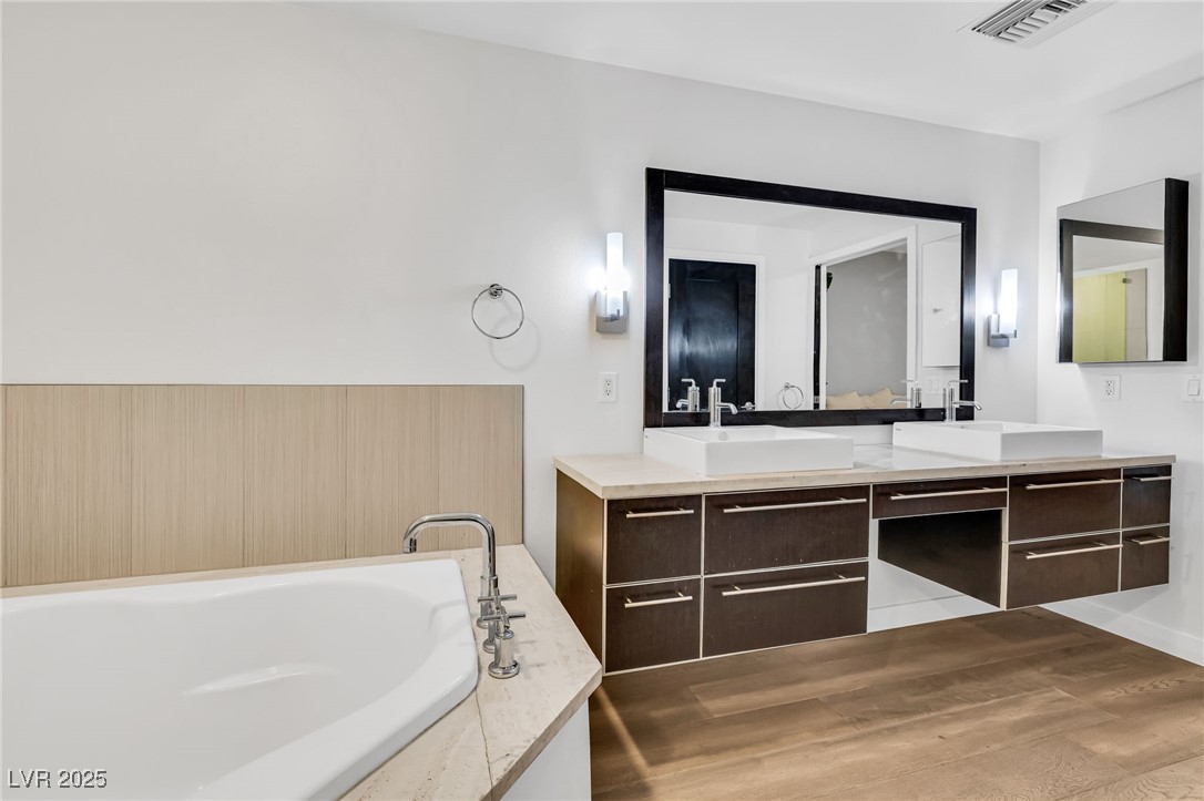8925 West Flamingo Road, Unit 201 Las Vegas, NV 89147 - Photo 22 of 47 Oversized tub and stone accents