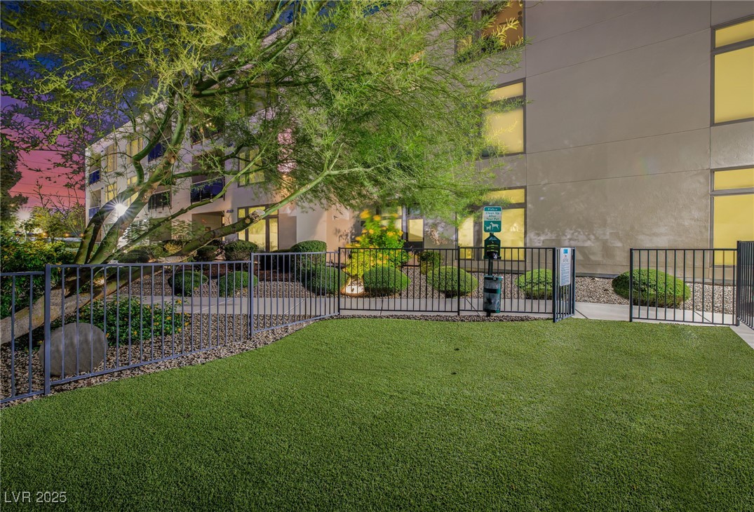 8925 West Flamingo Road, Unit 201 Las Vegas, NV 89147 - Photo 42 of 47 Park House loves your pets