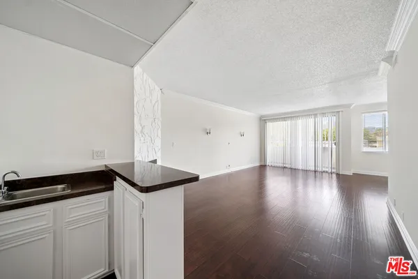 $4,000 | 333 South Elm Drive, Unit 202, Beverly Hills, CA 90212