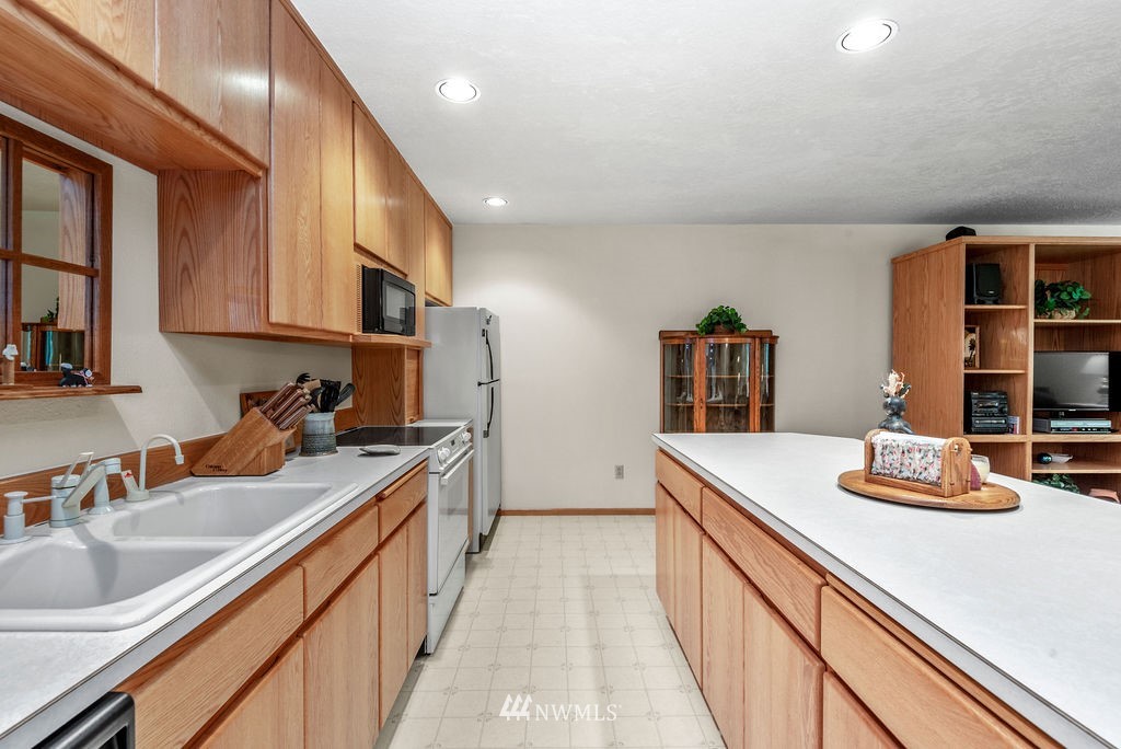650 Frank Smith Road Toutle, WA 98649 - Photo 20 of 37 a kitchen with a sink stove and cabinets