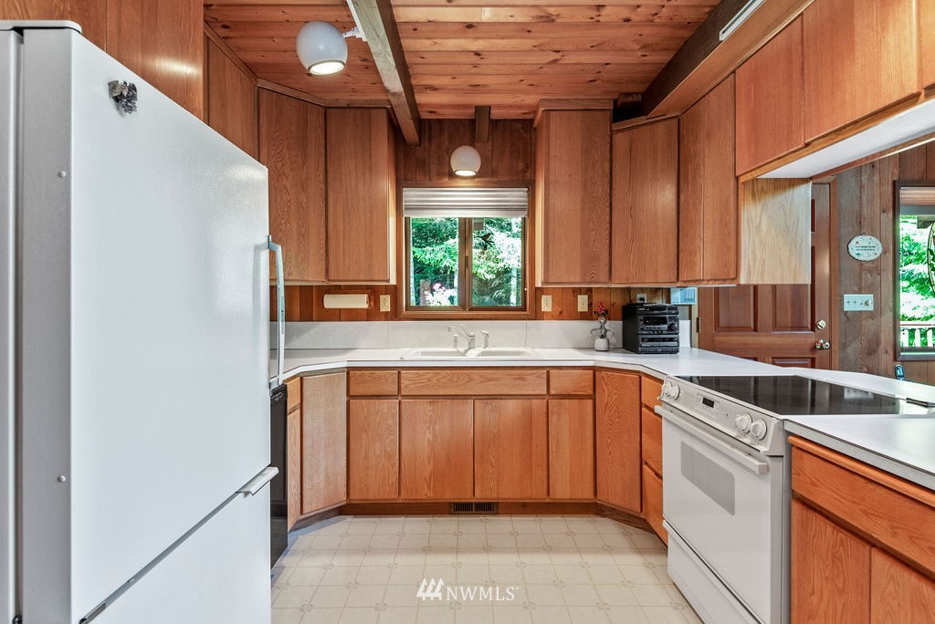650 Frank Smith Road Toutle, WA 98649 - Photo 29 of 37 a kitchen that has a sink a window and cabinets